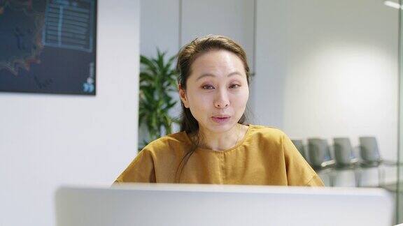 亚洲女商人在启动办公室的笔记本电脑视频通话