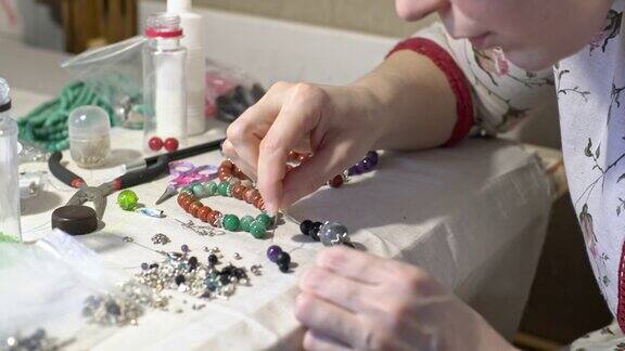 手工制作珠宝的女人