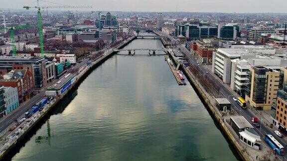 爱尔兰都柏林飞越利菲河向市中心飞去