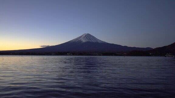 黎明时分的富士山