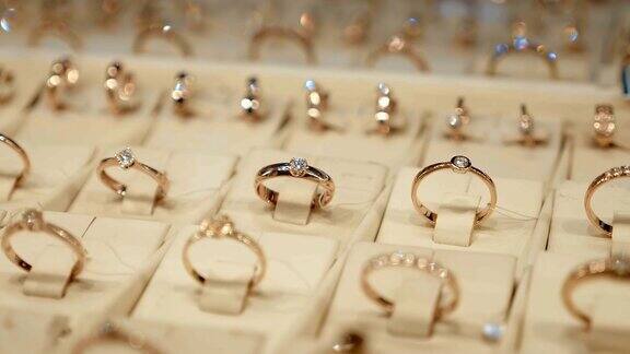 一排排漂亮的金戒指镶着钻石闪闪发光