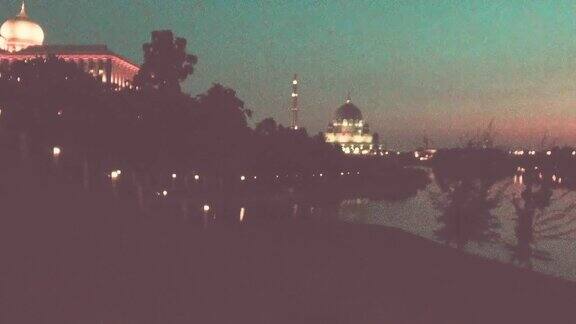 马来西亚吉隆坡一个美丽的夜晚布城清真寺和人工湖