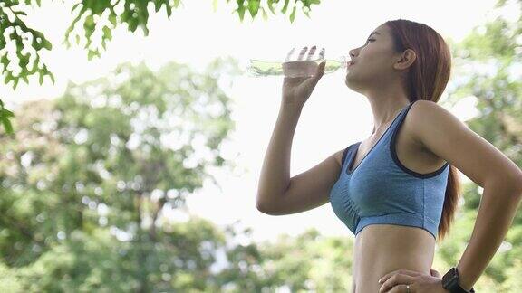 年轻女子在高强度锻炼后喝水