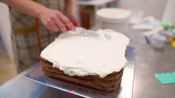 在蛋糕上涂奶油的特写镜头