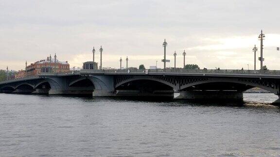 圣彼得堡涅瓦河上美丽的行人和汽车桥