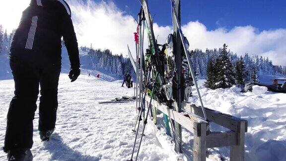 滑雪者放下滑雪板
