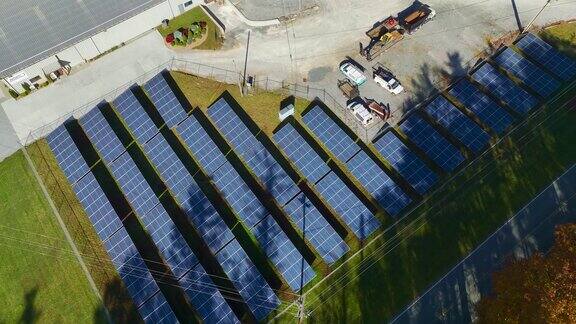 鸟瞰图:安装在工业建筑地面上的光伏板太阳能发电厂生产绿色生态电力