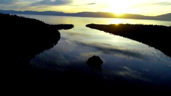 在日出的太浩湖的金色反光在翡翠湾加利福尼亚旅游目的地