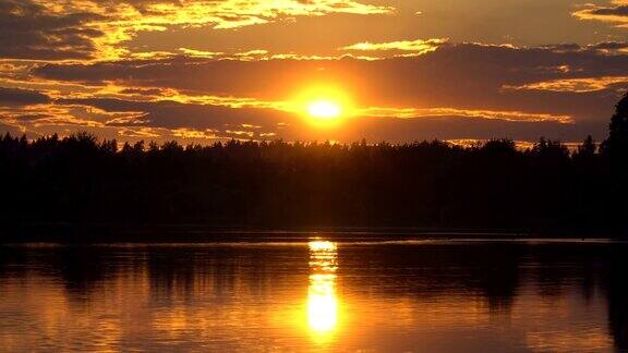 湖上的落日
