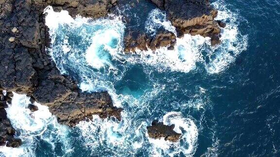 4k无人机拍摄的海浪拍打火山岩的画面
