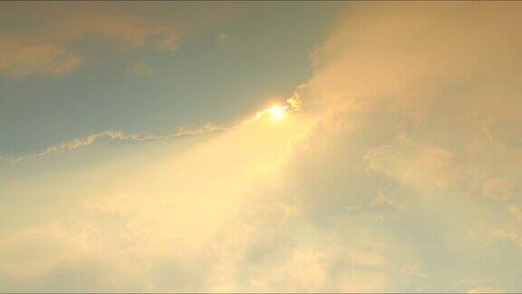 移动的云与日出