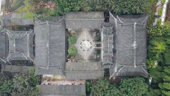 鸟瞰图的寺庙和阴阳符号