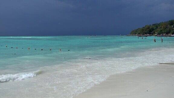 白色的沙滩和暴风雨的天空利普岛