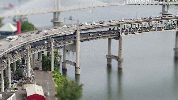 俄勒冈州波特兰市马奎姆桥上车辆交通的鸟瞰图