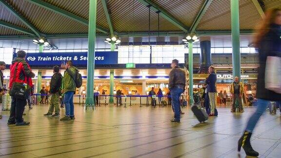 人们在白天参观史基浦国际机场的出发大厅