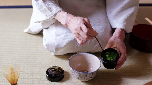 日本茶师正在准备制作一杯传统抹茶