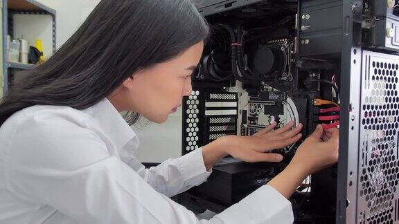 IT女顾问更换硬盘电脑插入教育、技术、科学和人的观念教育的主题工业4.0STEM领域的女性