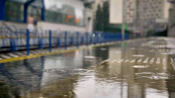 雨滴落在站台上铁路概念天气概念城市概念模糊了背景