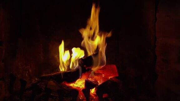 木头在壁炉里燃烧