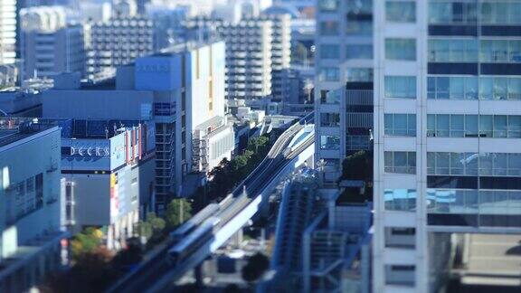 在东京百合峰线的微型铁路上行驶的火车倾斜了