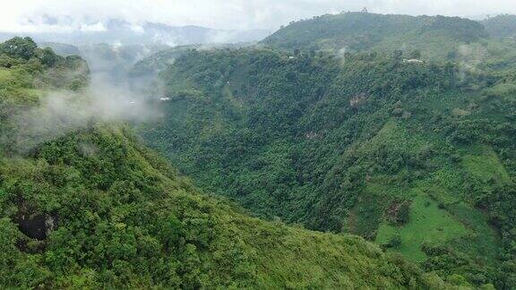 一架无人机拍摄的哥伦比亚山区农场和荒野
