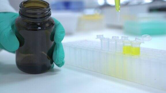实验室工作人员对病人的尿液进行肿瘤检测