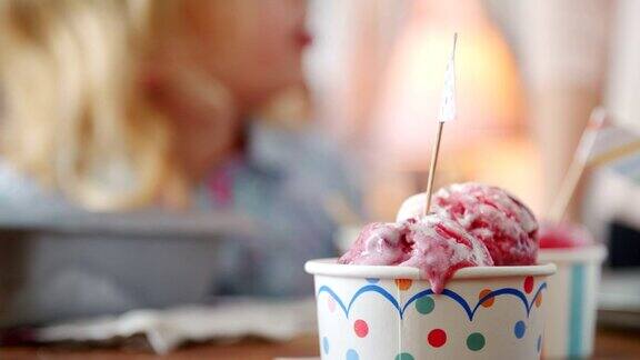 吃自制的草莓冰淇淋