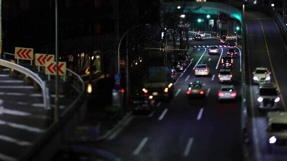 城市街道上微型交通堵塞的夜景