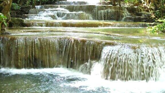 美丽的瀑布和小溪HuayMaekamin瀑布泰国