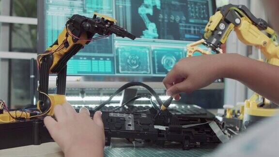 教育主题:女孩学习如何在数字平板电脑上控制机器人手臂科学工程教育技术