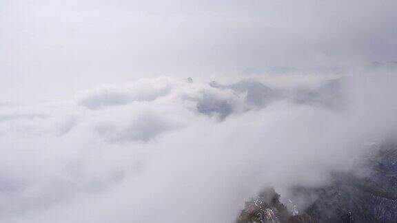 雪后的长城云雾中的自然风光(延时)