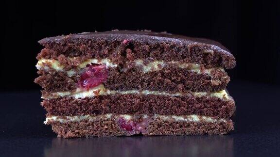 巧克力奶油蛋糕和蛋奶冻一块巧克力蛋糕旋转靠近