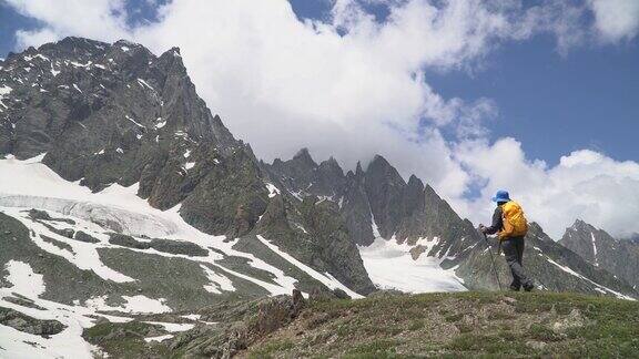 冬季在山顶徒步旅行看山脉