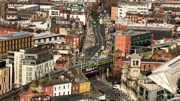 绿色Dart火车在爱尔兰都柏林的鸟瞰图拥挤的城市生活鸟瞰图欧洲城市中心欧洲城市景观空中拥挤的城市景观
