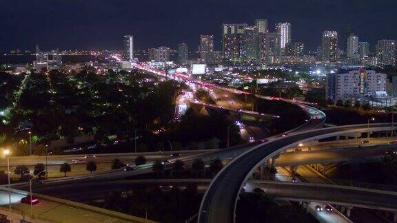 迈阿密设计区和朱莉娅塔特尔堤道的夜间视图在大高架交叉的州际95和州际195在北迈阿密佛罗里达州无人机制作的b-roll镜头与电影复杂的前摇镜头运动