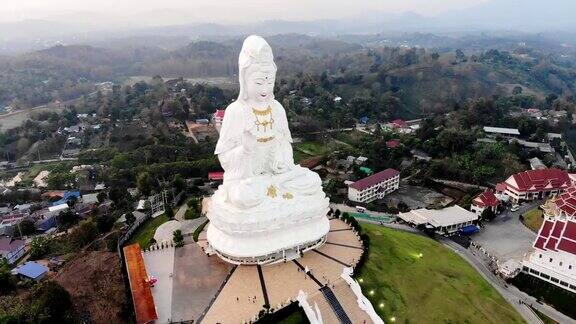 清莱傍晚鸟瞰怀Pla康寺和观音佛像及佛教寺庙