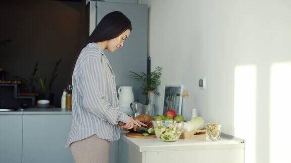 亚洲家庭主妇在厨房忙着烹饪蔬菜沙拉的肖像
