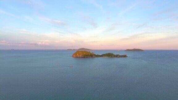 鸟瞰图的孤独热带绿岛与早晨的阳光在泰国湾