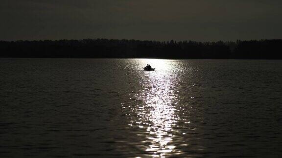 日落时分在船上钓鱼