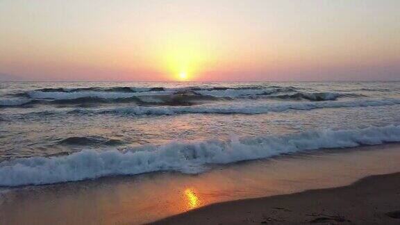 海滩海浪美丽的日落