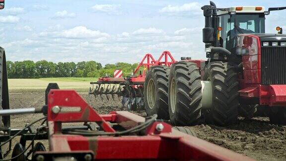 在可耕地上驾驶用于耕地的农业拖拉机农业产业