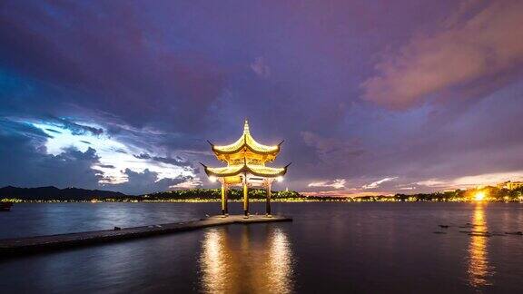 夕阳西下古老的西湖建筑依稀而过