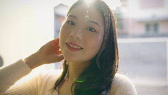 肖像微笑快乐美丽天真亚洲女人放松太阳耀斑亚洲女孩脸上白衬衫美容长发水疗女性治疗完美清晰美容皮肤日本女孩化妆生活方式