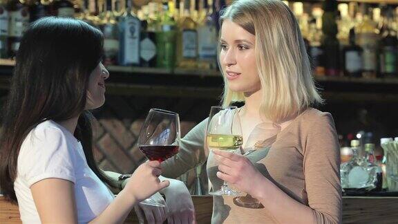 两个女孩在酒吧喝酒