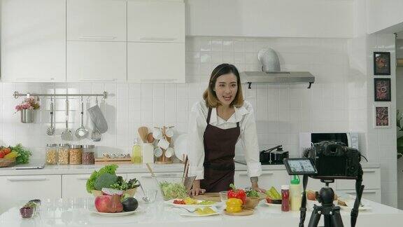 美丽的亚洲女性博客在厨房直播