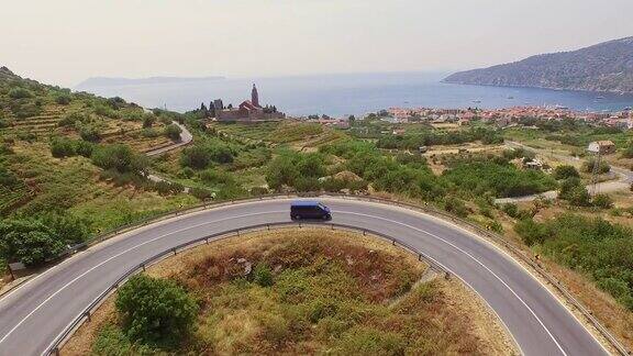 空中货车行驶在通往Komiza村的道路上