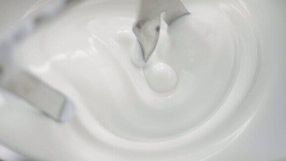 搅拌机在实验室里吹出白色奶油