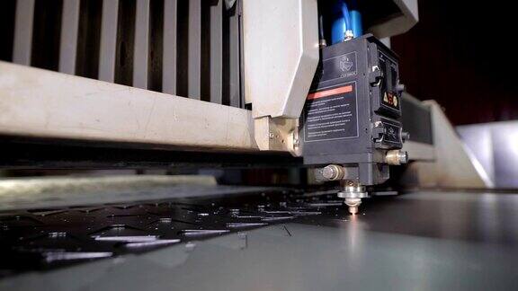 工业激光切割机与火花程序控制的机器人头在巨大的金属板温度的帮助下进行切割现代机器提高了质量和生产率