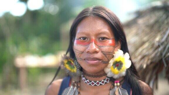 土著巴西年轻妇女来自瓜拉尼民族的肖像