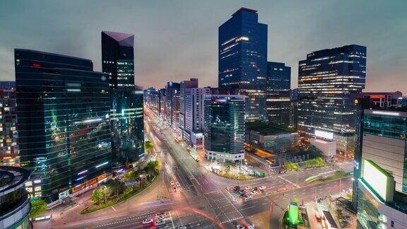 韩国首尔市区江南广场上的交通状况